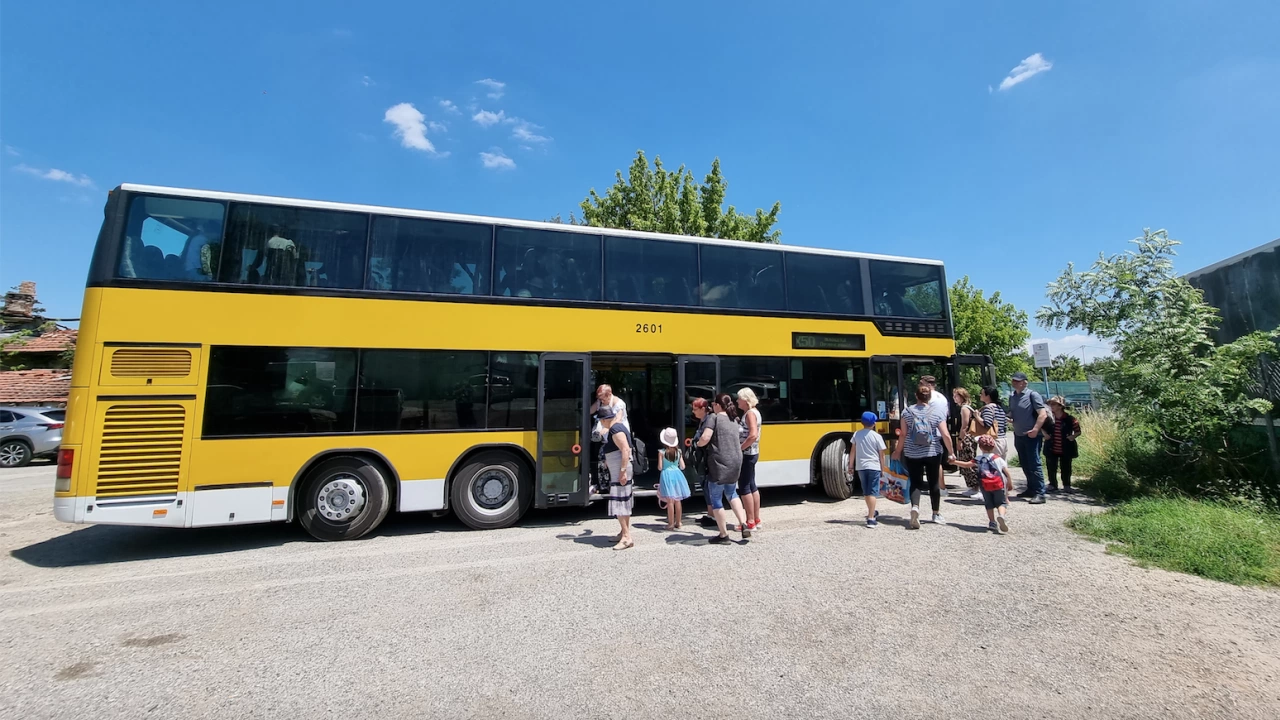 Над 480 души са преброени да пътуват с двуетажния автобус