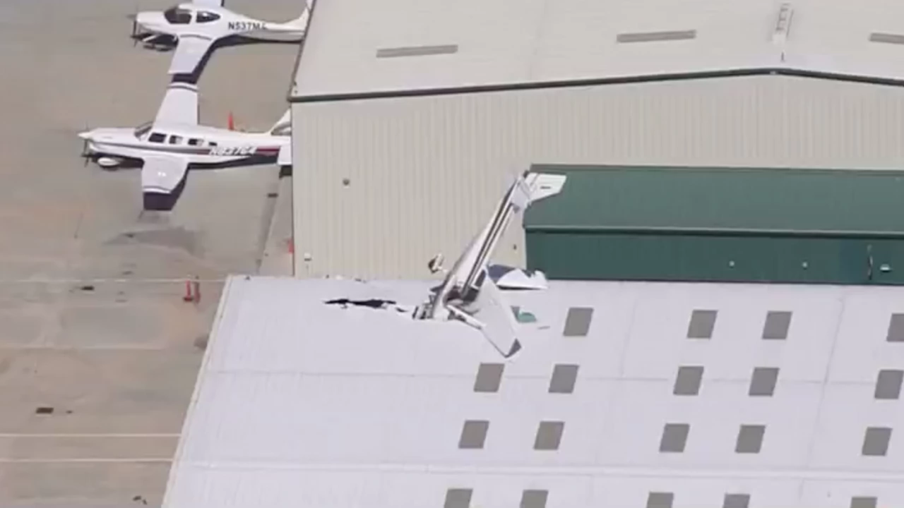 Малък самолет се разби в покрива на хангар на летището в