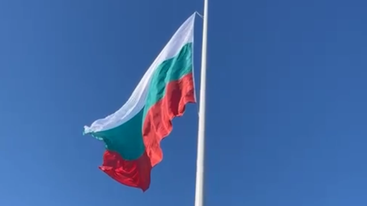 Пилонът в Рожен вече има знаме Българският трибагреник беше издигнат от