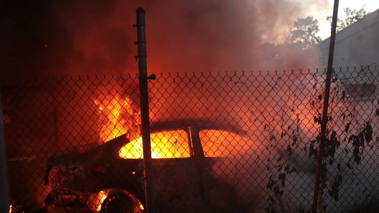 Две паркирани коли горяха в Русе съобщиха от полицията Тази