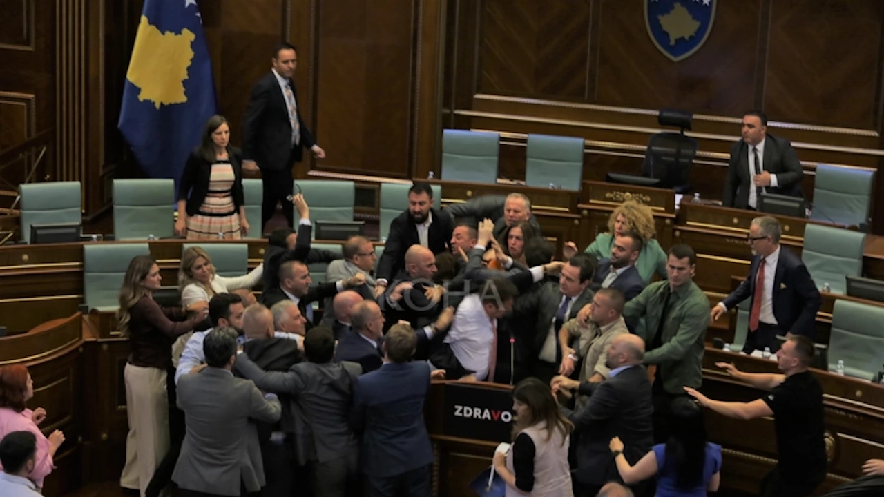 Премиерът на Косово Албин Курти беше нападнат от опозиционни депутати