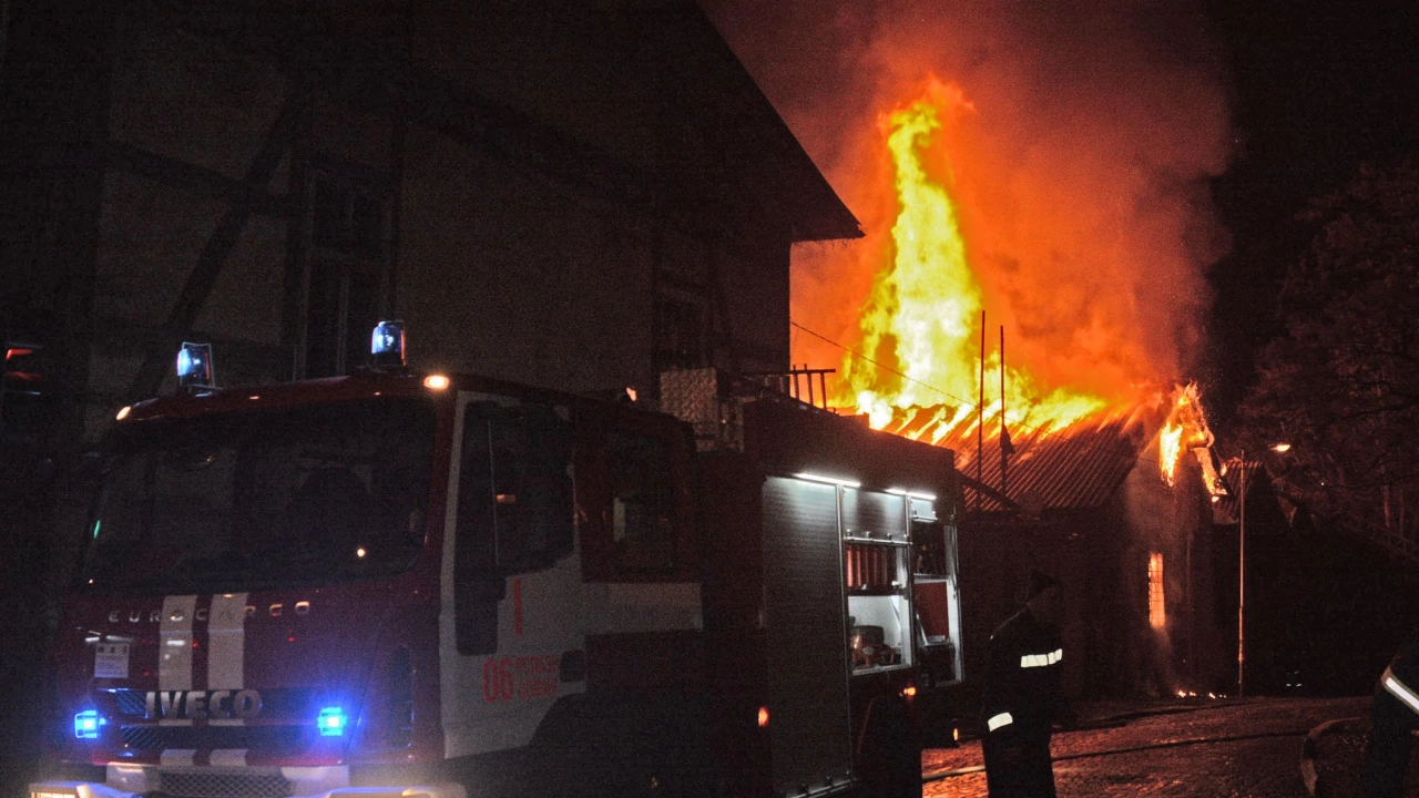 Пожар е пламнал в двор на пелетна фабрика край казанлъшкото