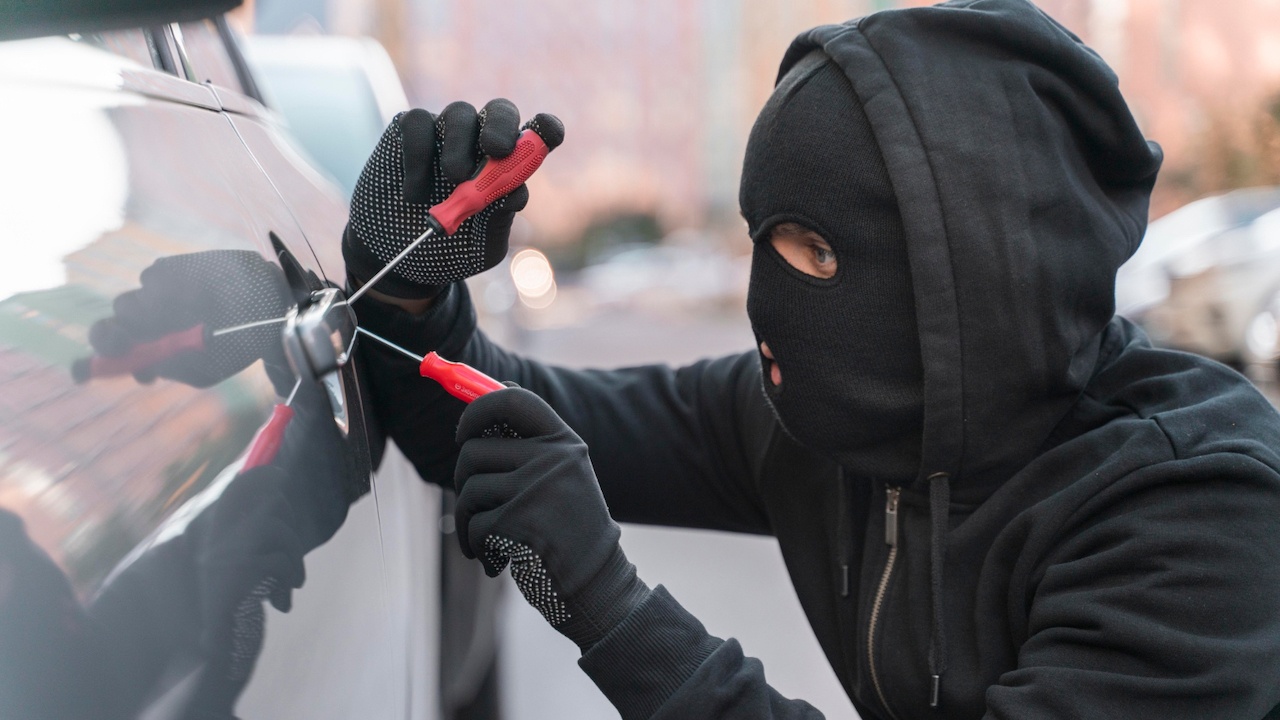 Полицията разби схема за кражба на коли в четири града, задържани са 11 души