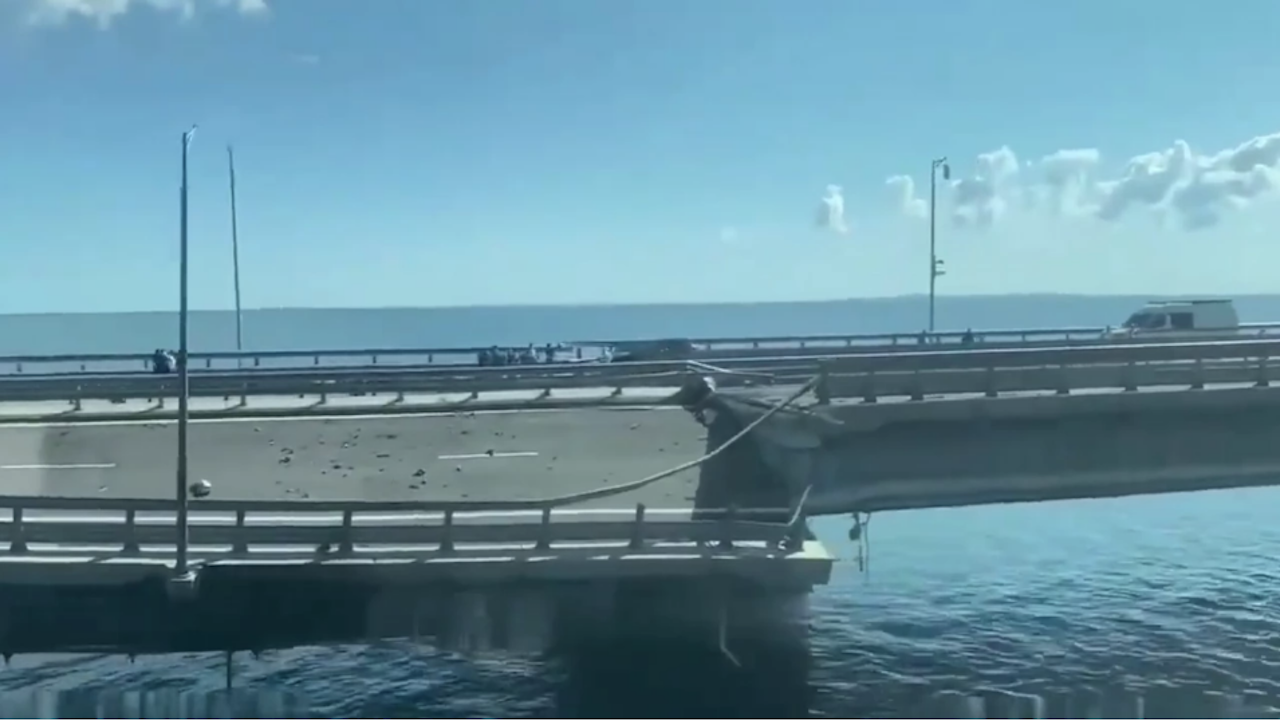 Движението на леки автомобили по Кримския мост, повреден след вчерашното
