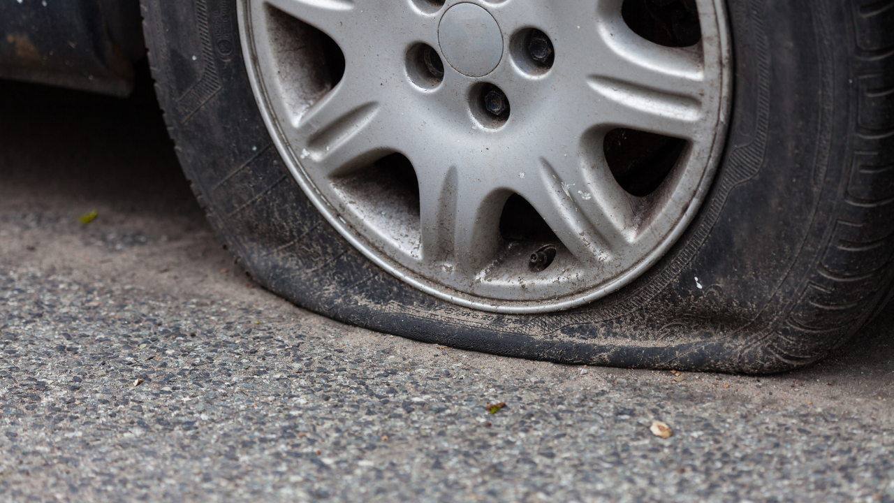 Психичноболен наряза гумите на 18 автомобила