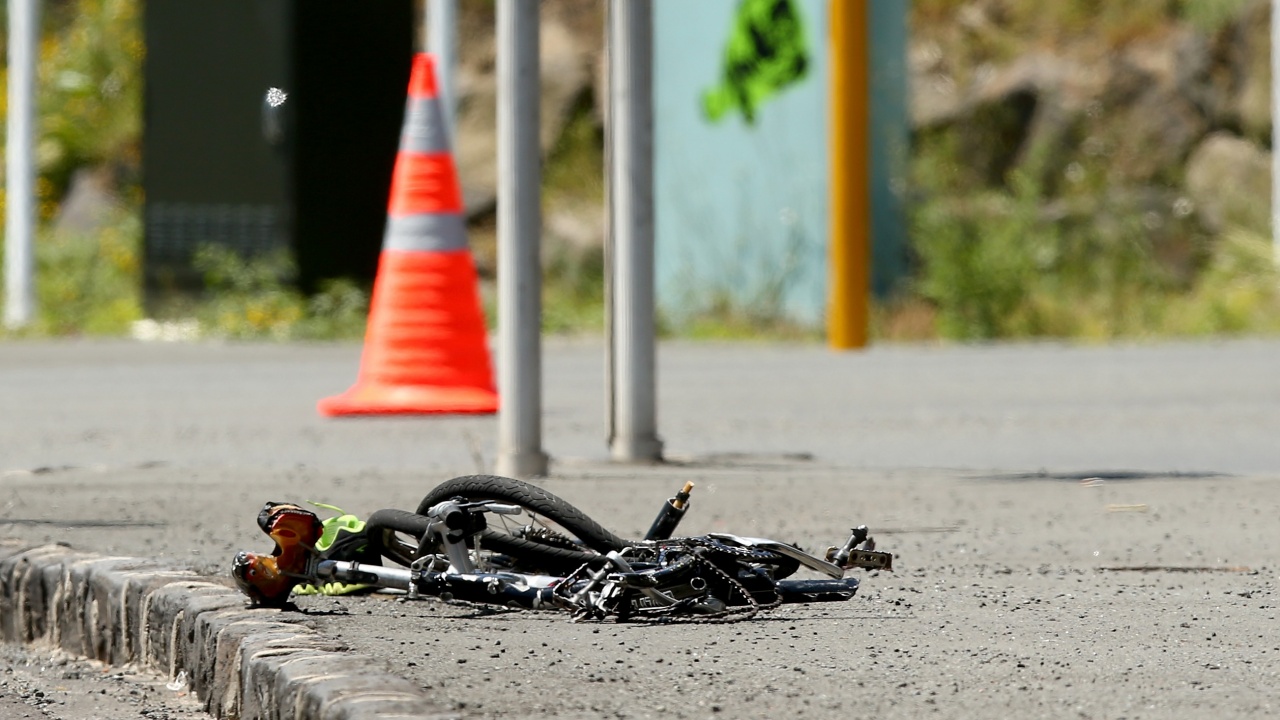 Блъснаха 80-годишен велосипедист на натоварено кръстовище в Сливен