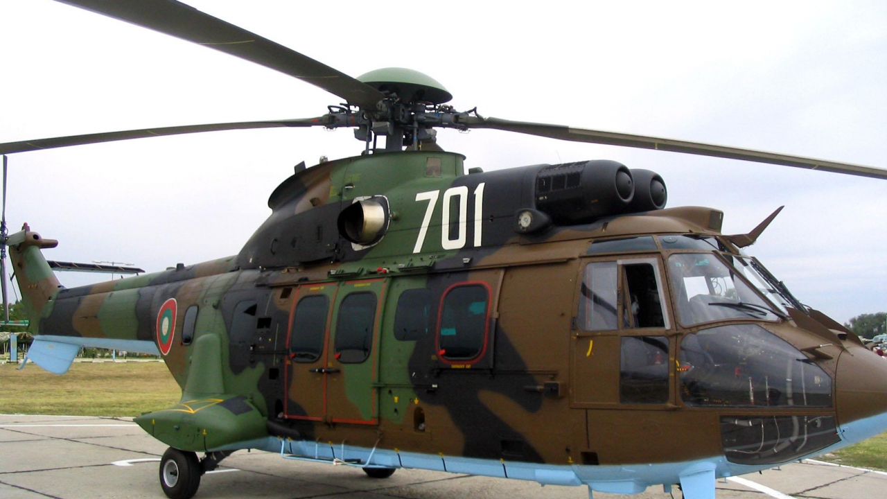 Екипаж на вертолет Кугар от състава на 24-а авиационна база