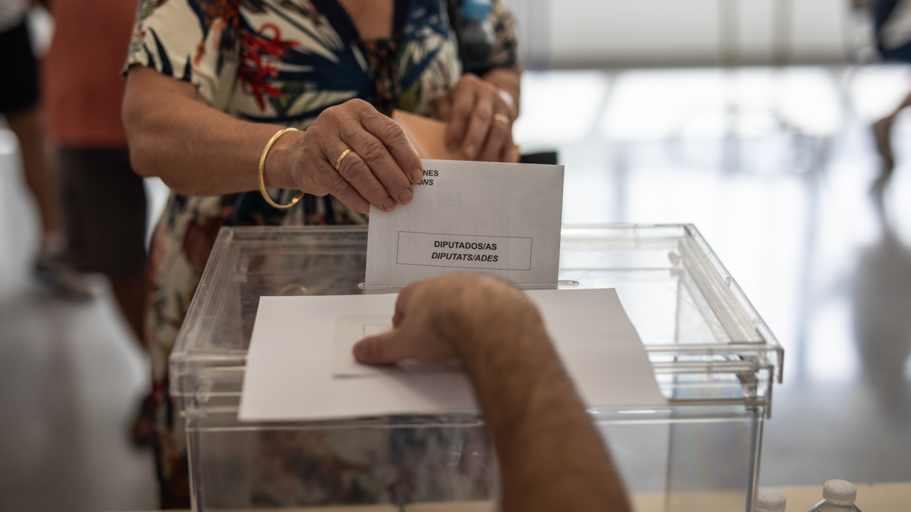 Първи прогнозни резултати от предсрочните избори в Испания: Опозиционната Народна партия печели