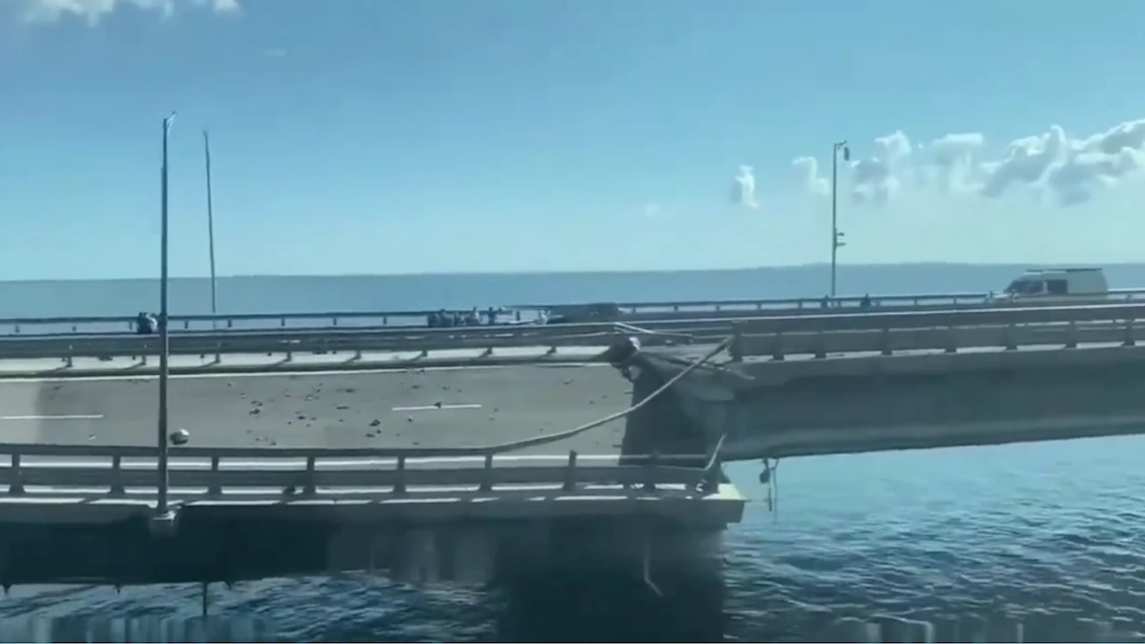 Движението на леки автомобили по Кримския мост повреден след вчерашното