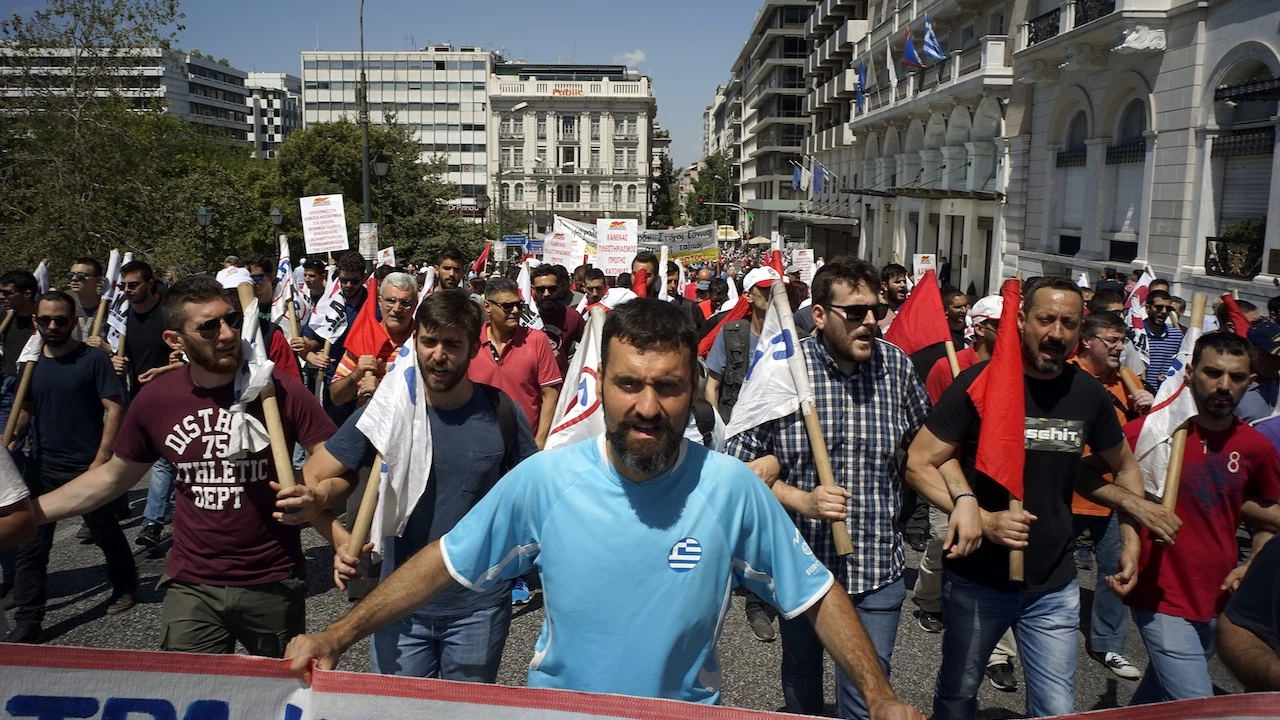 Държавните служители в цяла Гърция ще прекъснат работа утре сутринта