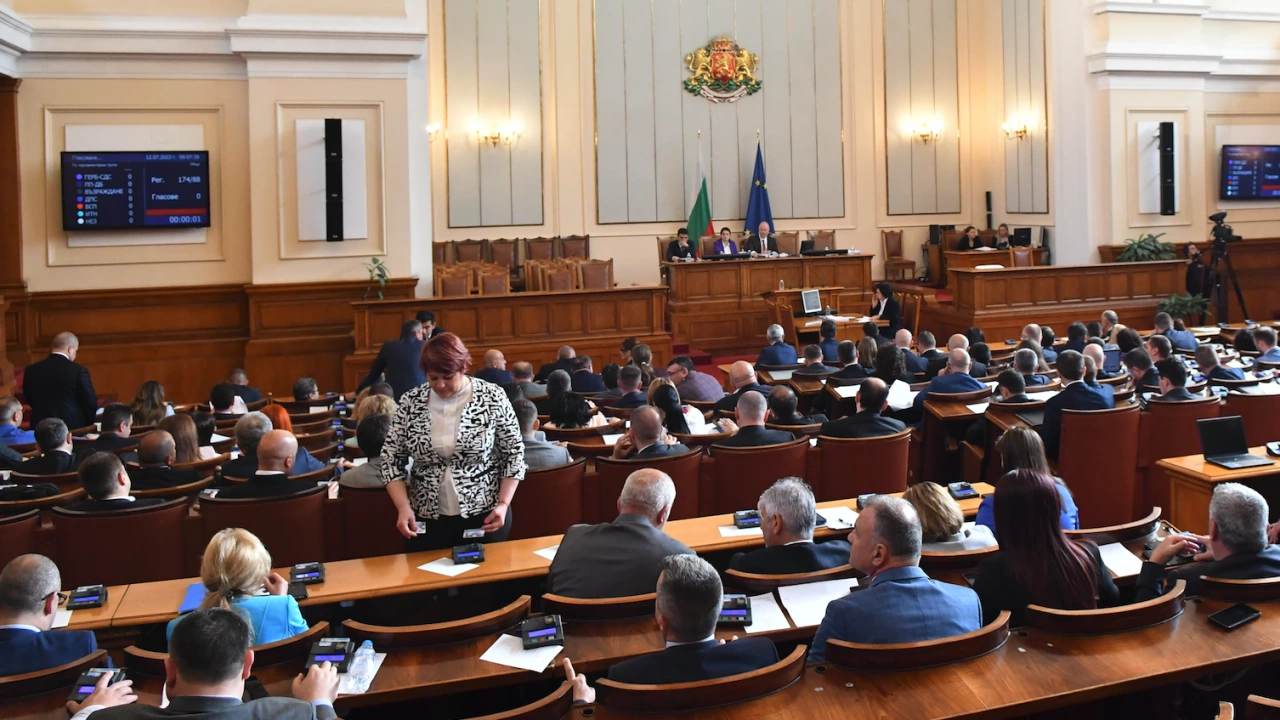 Народното събрание заседава извънредно днес за да избере управител на Българската народна банка След