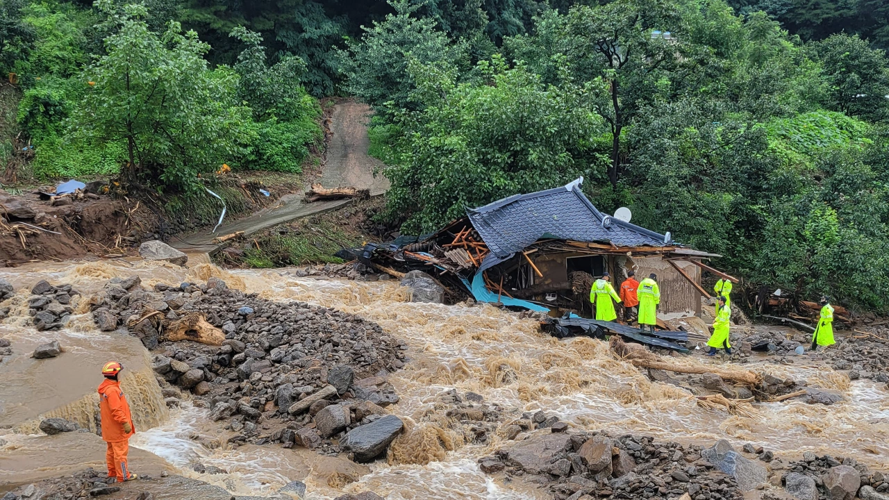 Южна Корея изпитва сериозни последици от продължителни проливни дъждове които