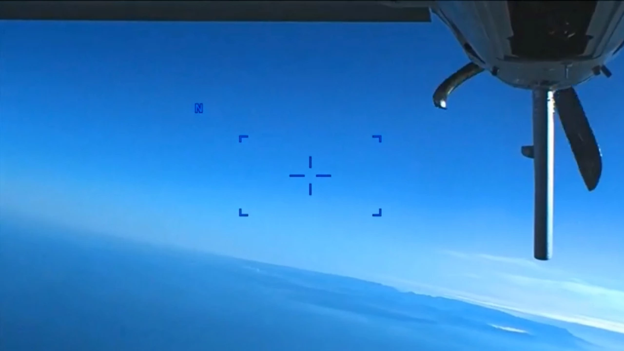 Руски изтребител прелетя много близо до американски самолет за наблюдение
