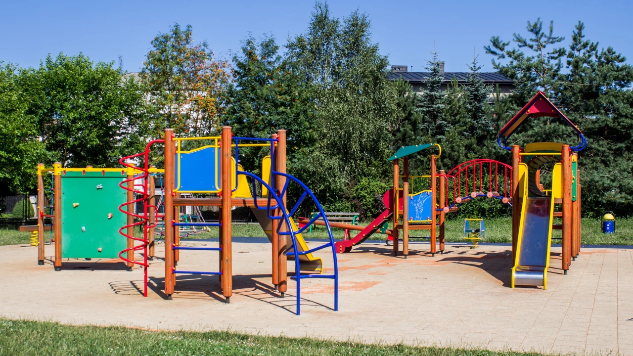 130 детски площадки вече се обновяват в София Това написа