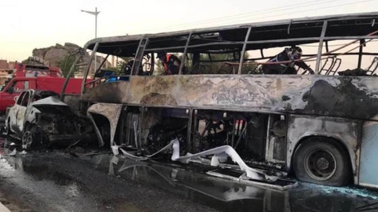 Най малко 34 души загинаха при сблъсък на автобус и на кола в