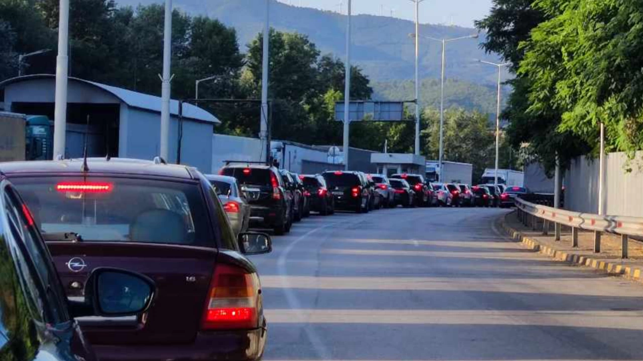 Интензивен е трафикът по границите със Сърбия и Румъния съобщиха
