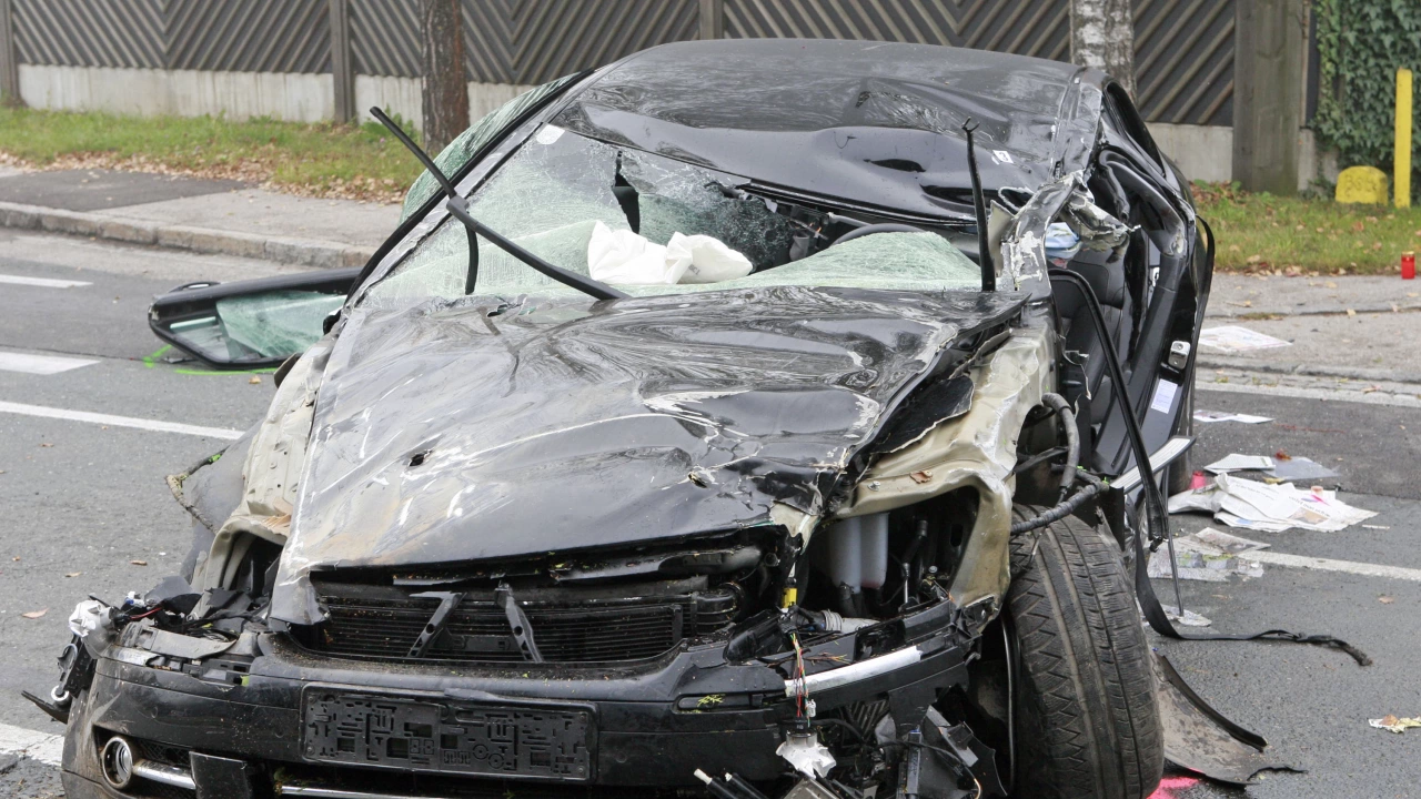 Български и румънски автомобил са се ударили челно по пътя