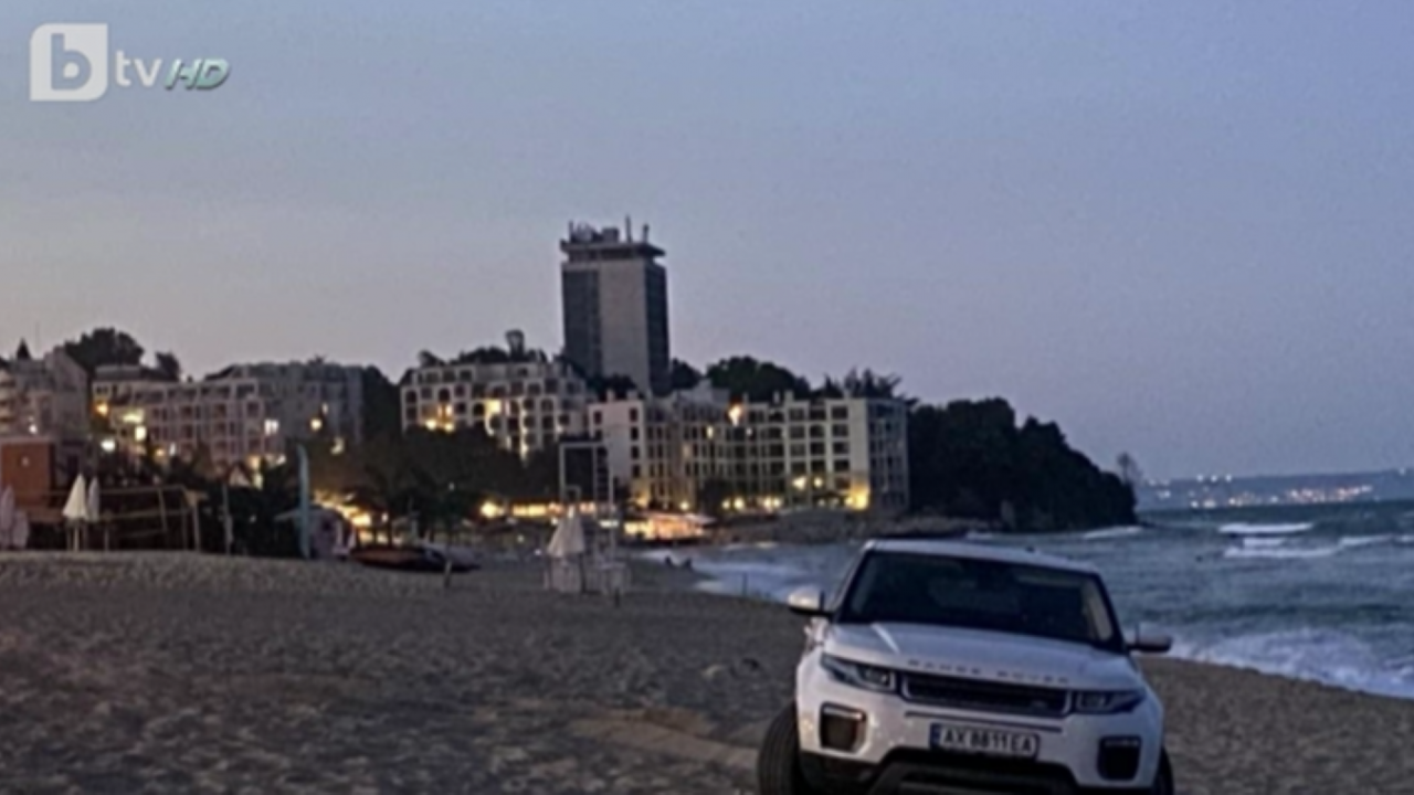 Туристи заснеха джип на плаж Кабакум“ във Варна.
В неделя вечерта