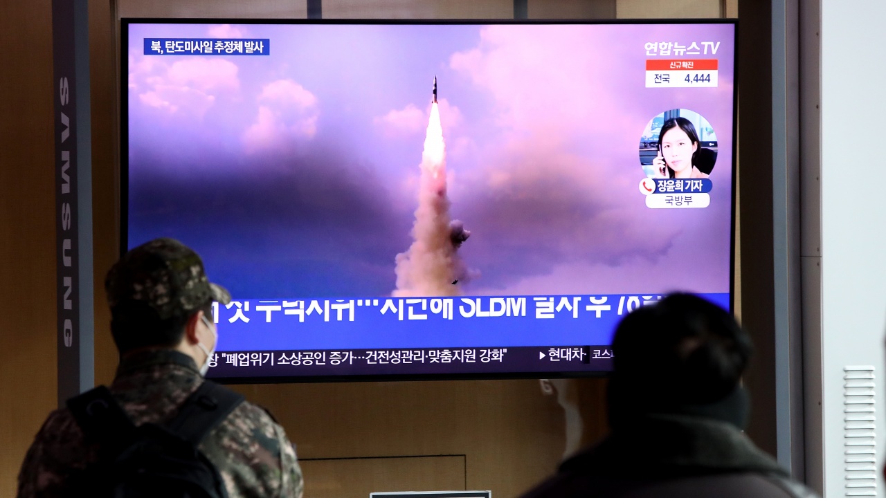 Северна Корея изстреля снощи две балистични ракети в морето край източното си крайбрежие, съобщиха