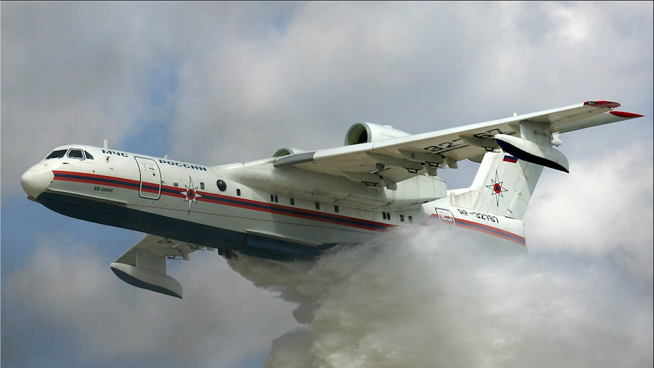 Руски самолет-амфибия Бе-200ЧС се е включил в потушаване на пожар