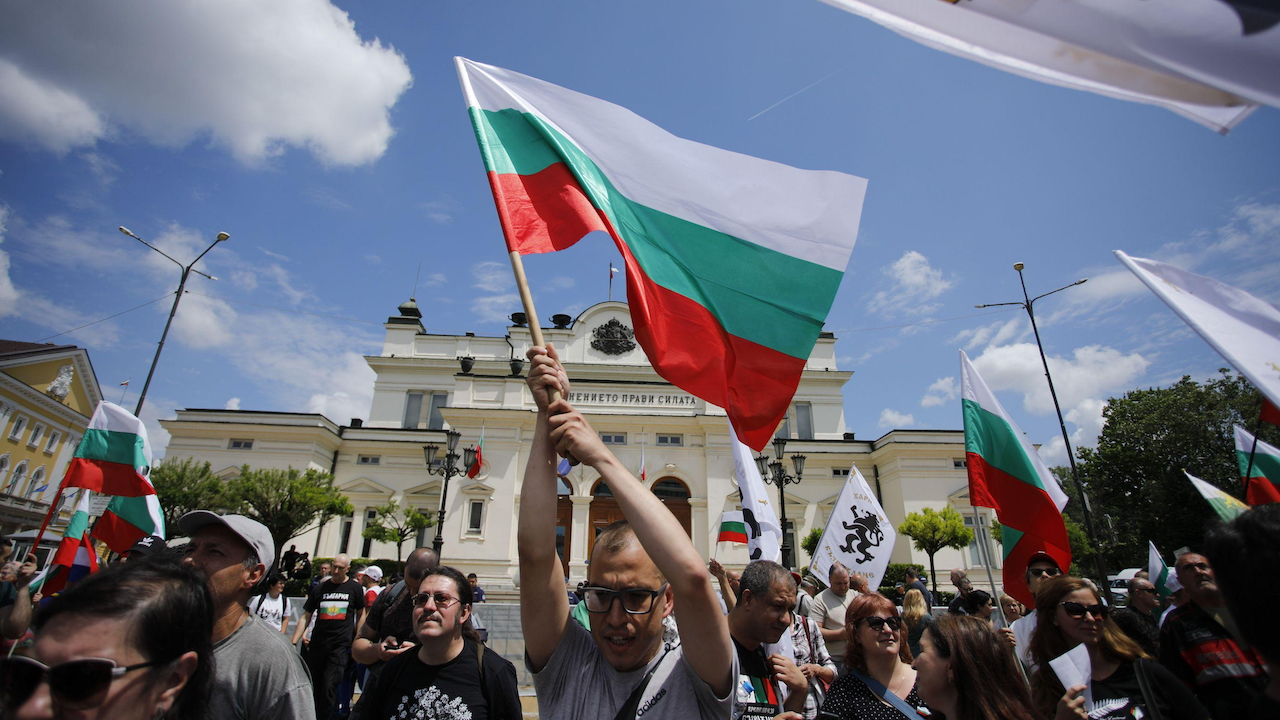 Граждани протестират пред сградата на Народното събрание с българско знаме