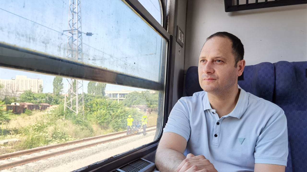 Експеримент: Петър Витанов се вози във влака - жега, мръсни вагони, липса на течаща вода