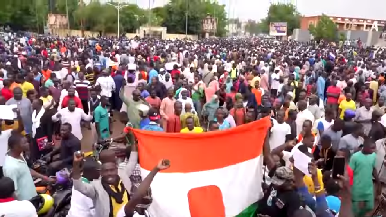 Бунтовниците в Нигер веят руски знамена, скандират "Путин"