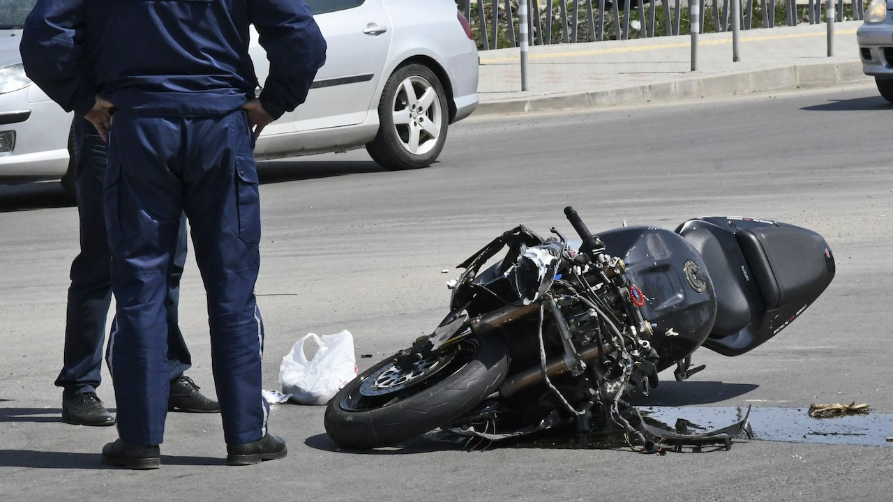 Тежка катастрофа между мотор и автомобил е станала в София