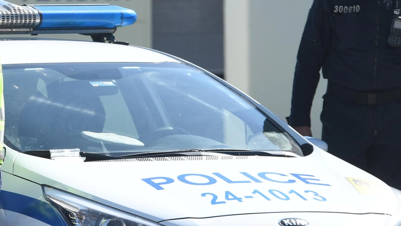 Моторист не спря на стоп палка и прегази полицай във Врачанско Водачът е