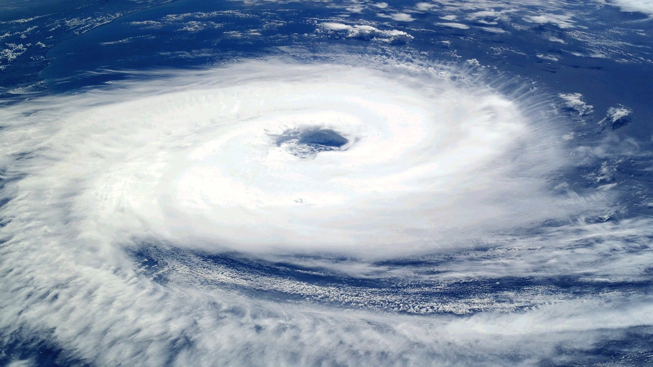 Тайфунът Доксури връхлетя днес северната част на Филипините като повали
