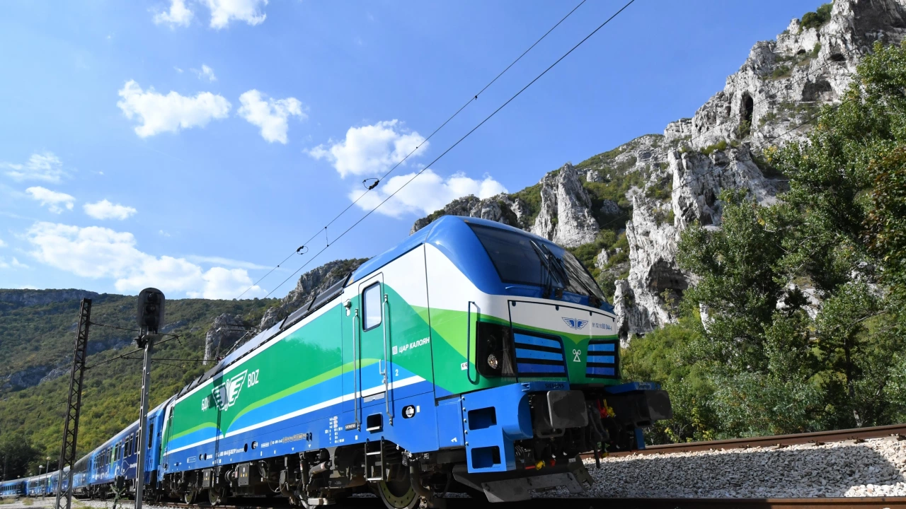 Бързият нощен влак от Варна до София се движи с