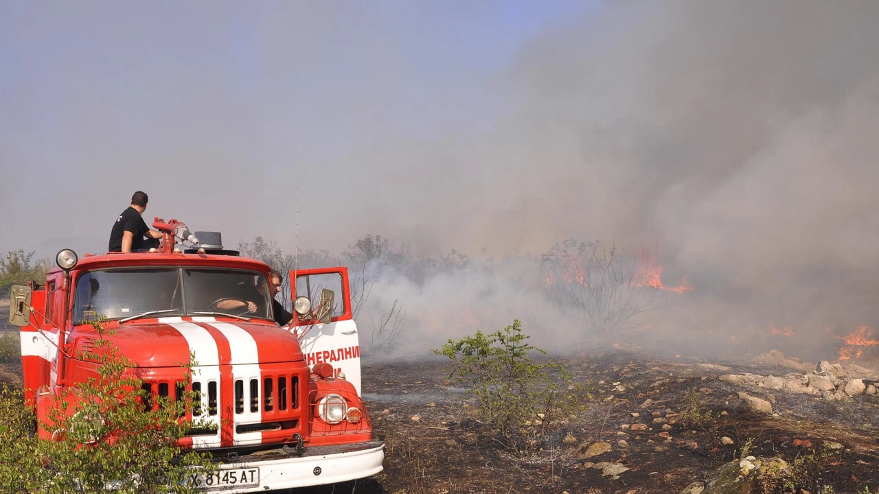 Продължава борбата с горския пожар в землището на селата Дъбовец