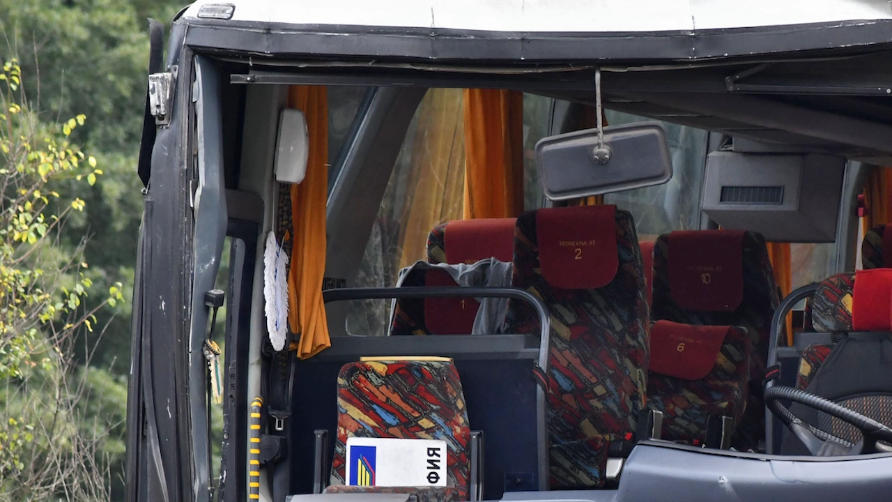 Автобус с деца претърпя катастрофа край Благоевград Децата са малки футболисти на Пирин