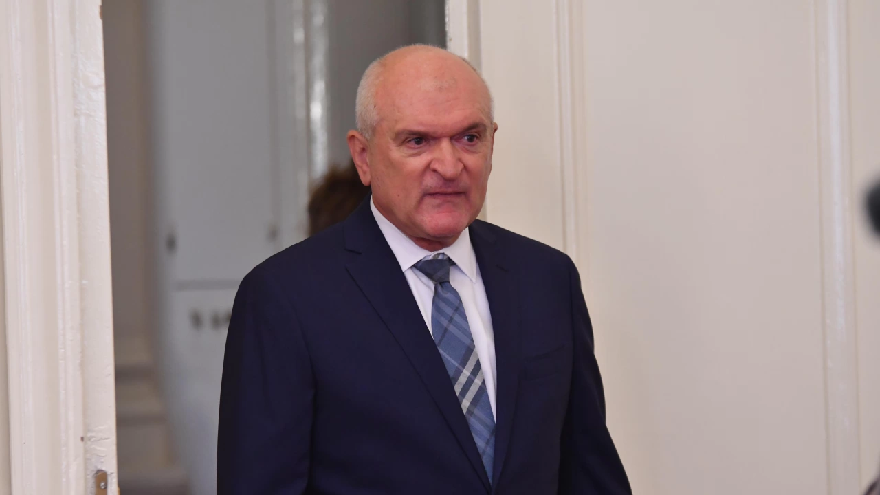 Парламентът избра Димитър Главчев Димитър Борисов Главчев е български икономист счетоводител