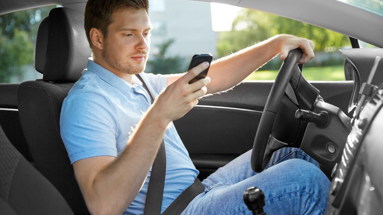 Около 5 от водачите използват мобилни телефони докато управляват превозни