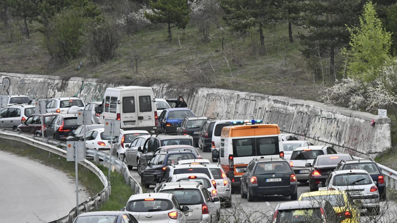 Верижна катастрофа между три автомобила с немски регистрации ограничава движението