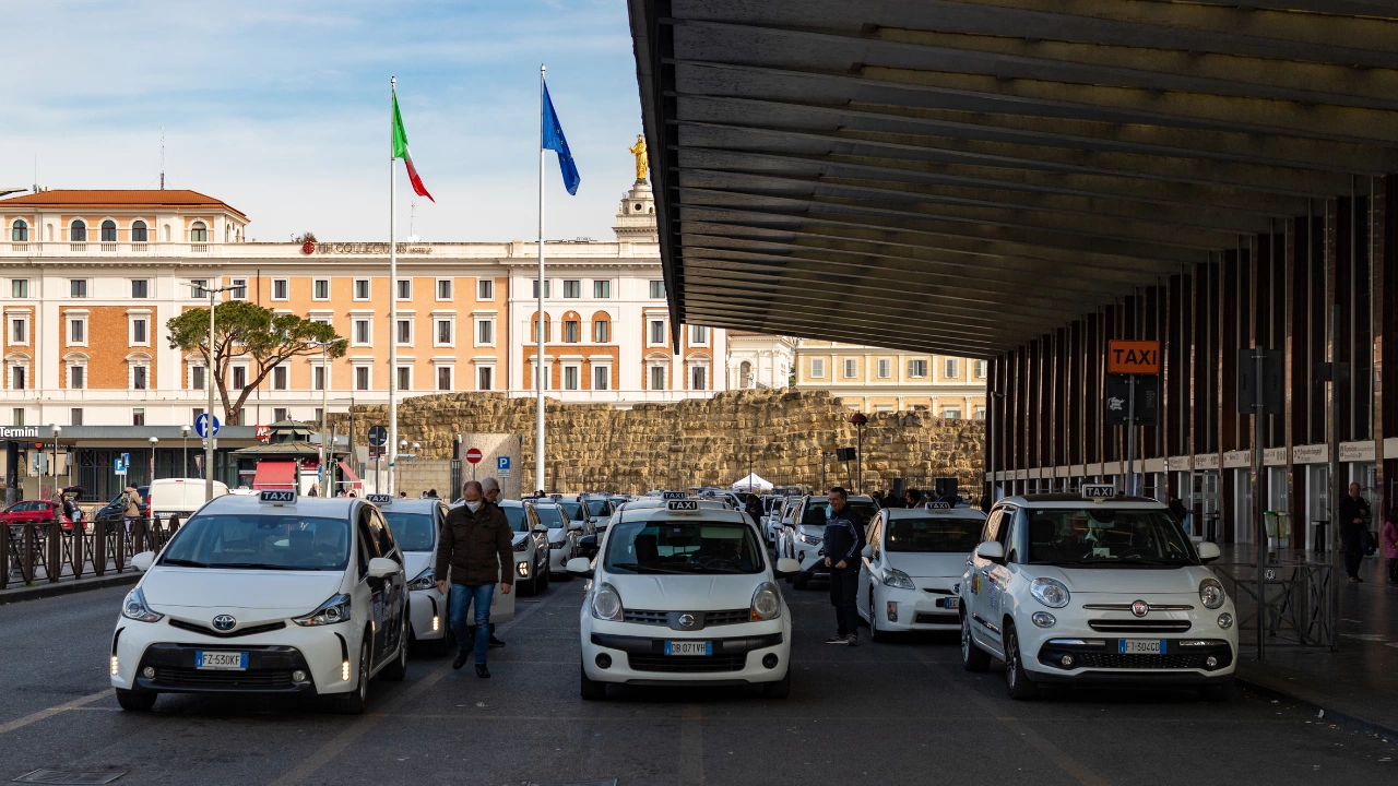 Рекордният брой туристи в Италия постави Рим пред изпитание Над