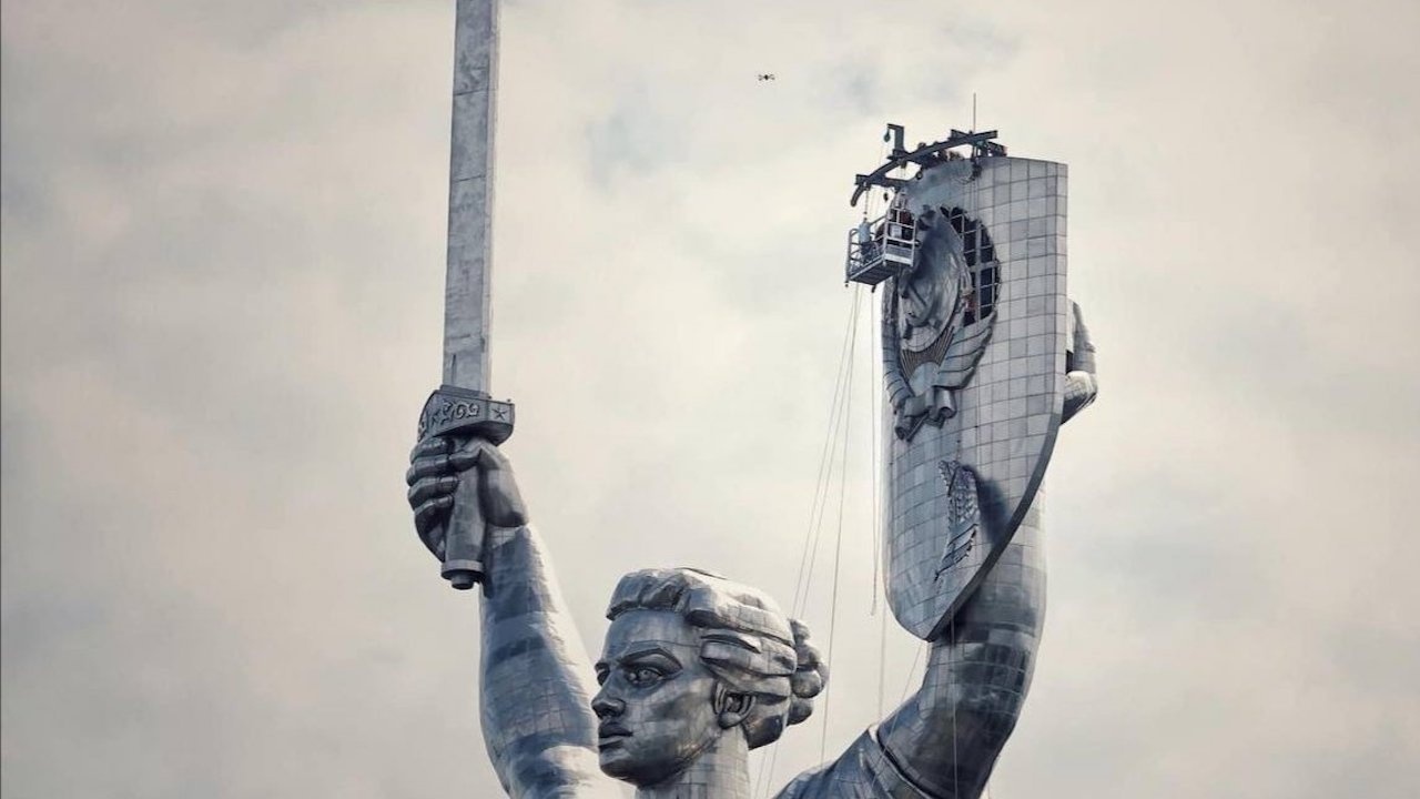 В Киев започна премахването на съветски герб от емблематичен паметник.
Всичко