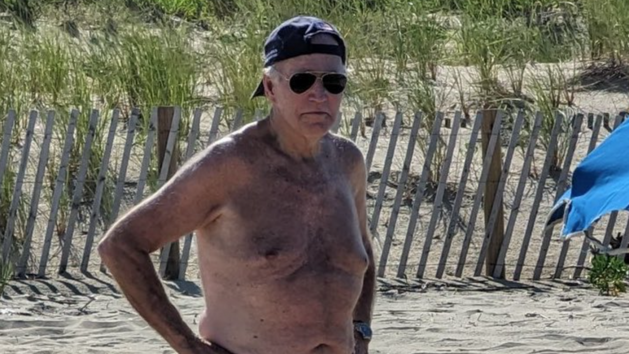 Президентът на САЩ се пусна по бански на плажа