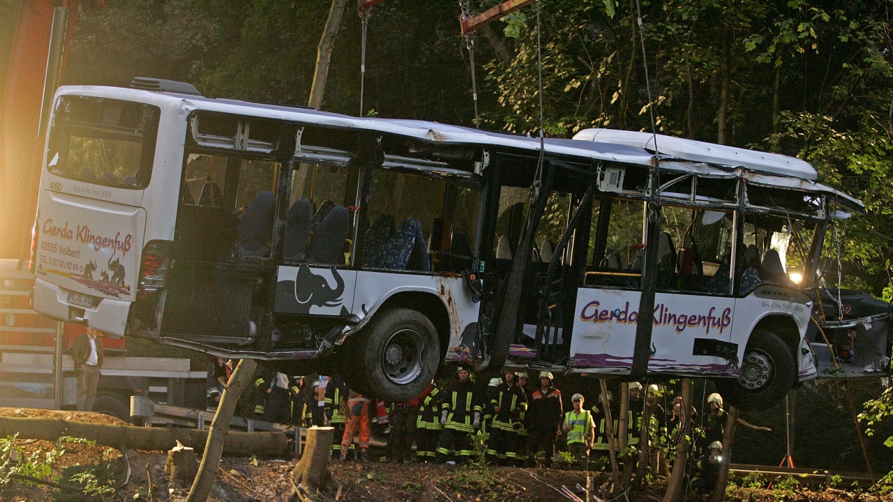 Пълен с туристи автобус, пътуващ към популярна природна забележителност в