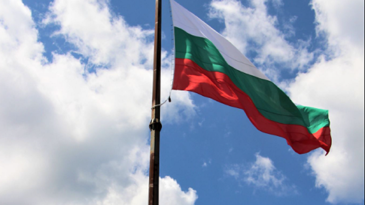 Възстановиха националното знаме при паметника на Шипка