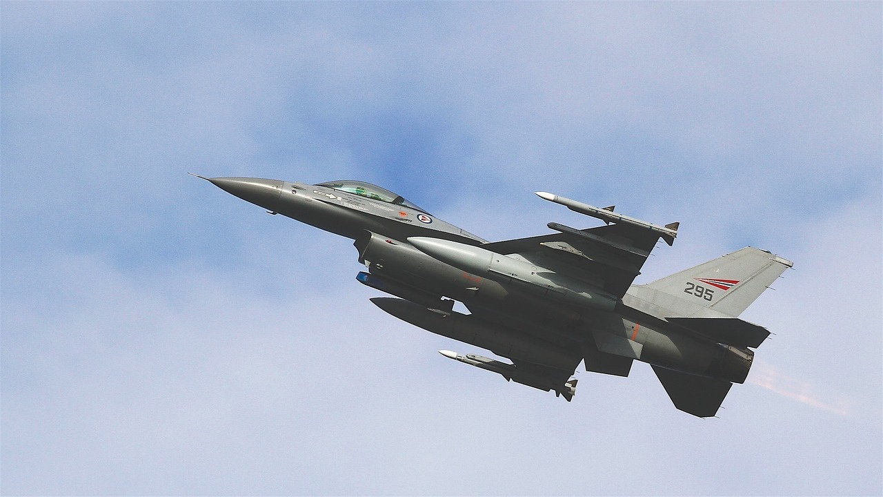 Гръцките военновъздушни сили получиха в сряда своя десети модернизиран изтребител F-16