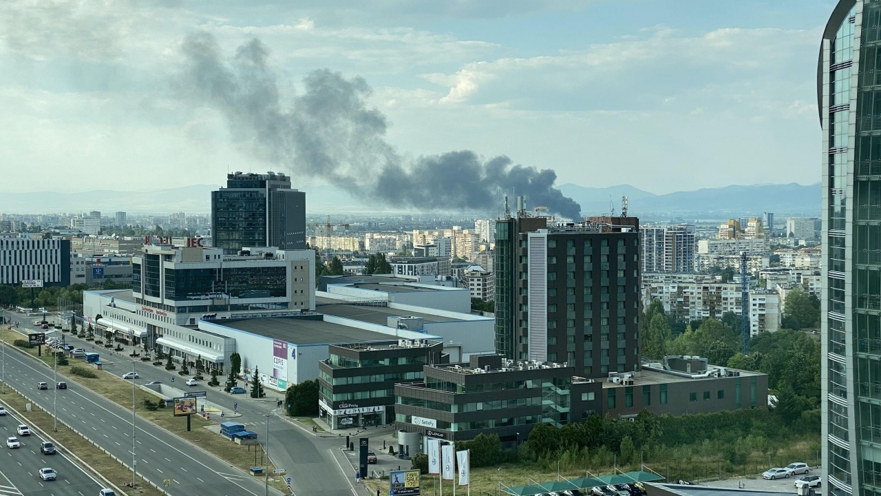 Автомобилни гуми се запалиха в района на Източната тангента в София