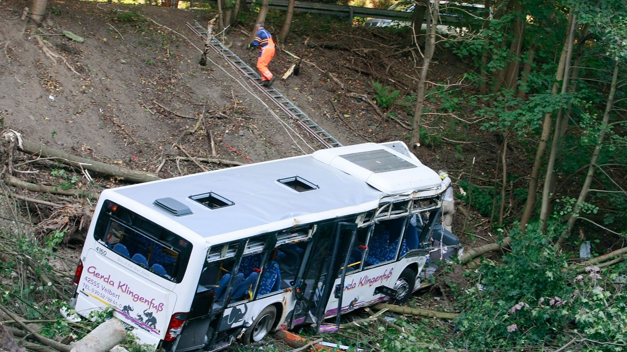 Най-малко 18 души са загинали, когато туристически автобус е паднал