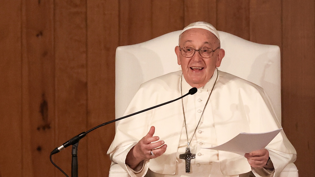 Папа Франциск посети размирен в миналото квартал на Лисабон и призова за благотворителност