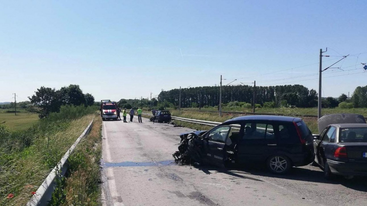 Микробус и автомобил катастрофираха на пътя Лесово – Елхово, в