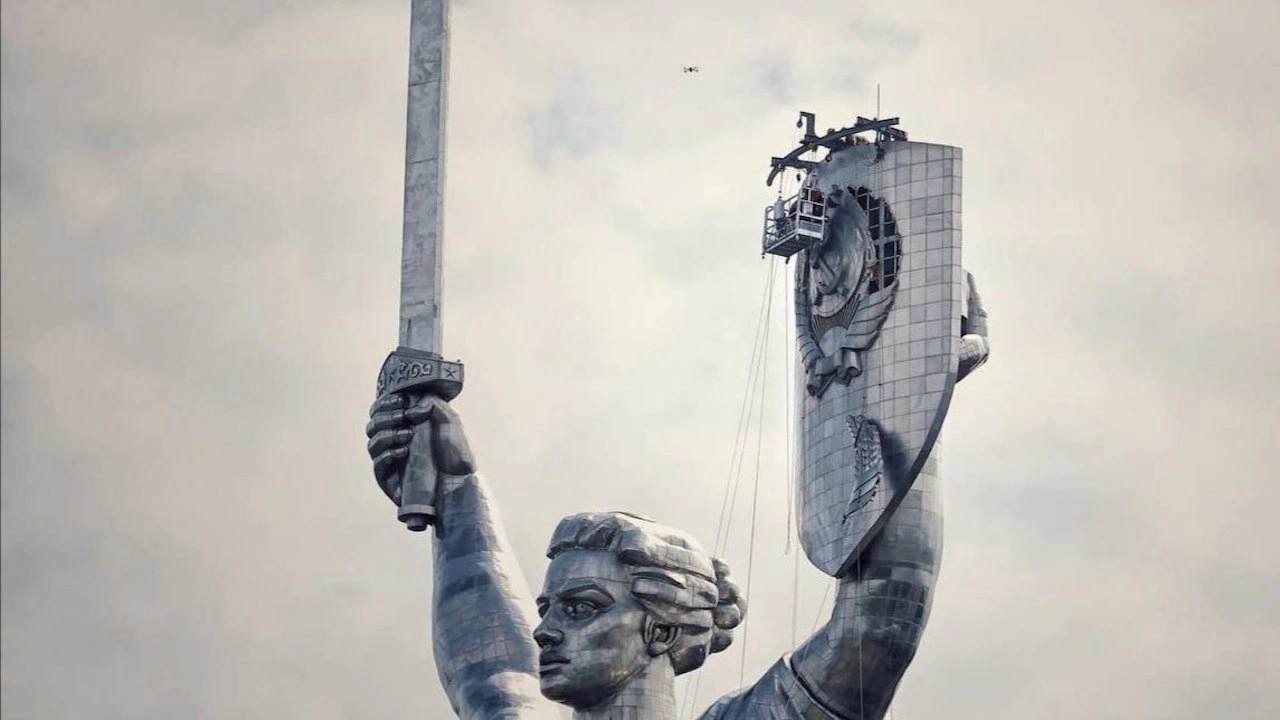 В Киев започна премахването на съветски герб от емблематичен паметник Всичко
