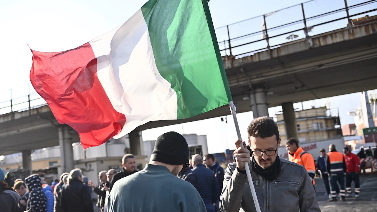 Социалните помощи на стотици хиляди италианци ще бъдат спрени от