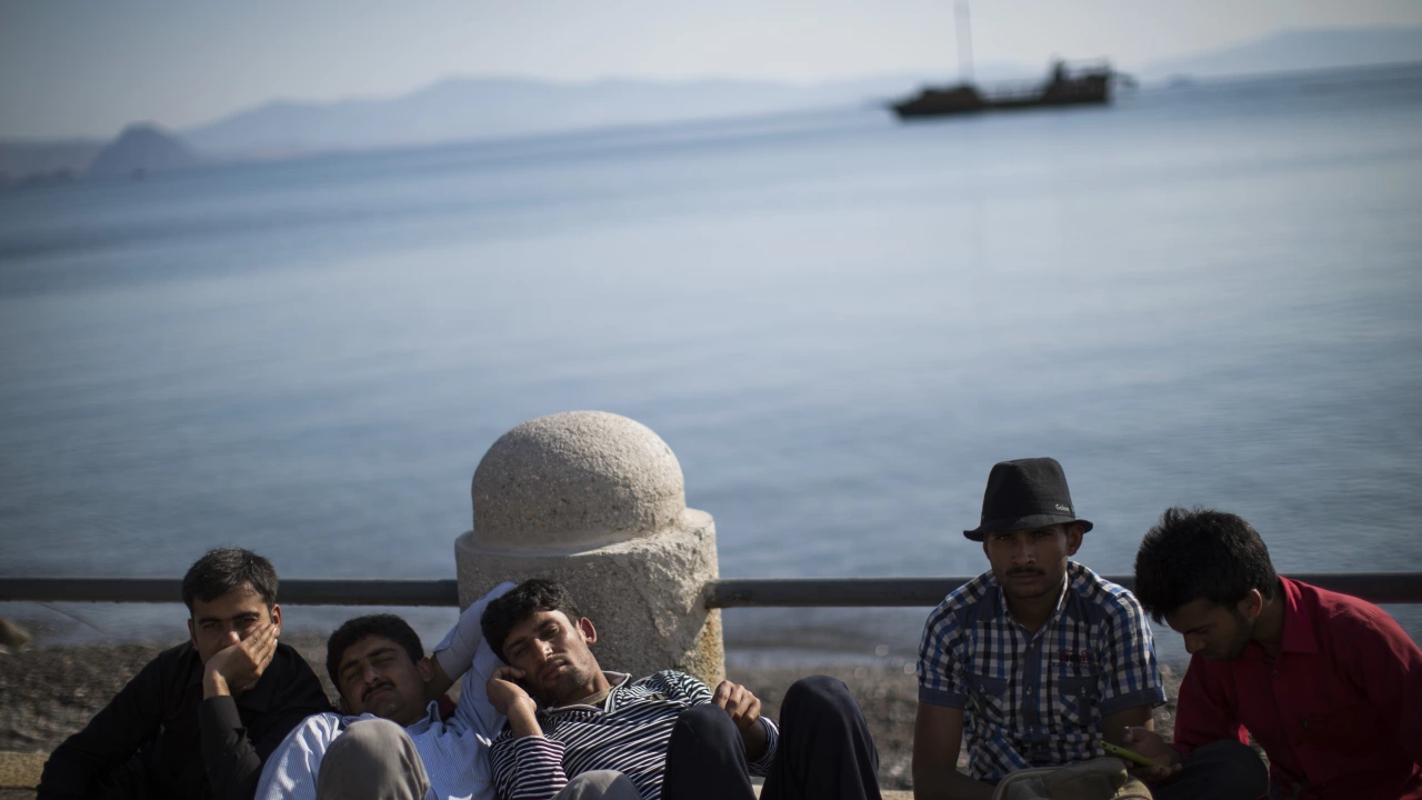 Гръцката брегова охрана залови 14 мигранти открити в лодка североизточно