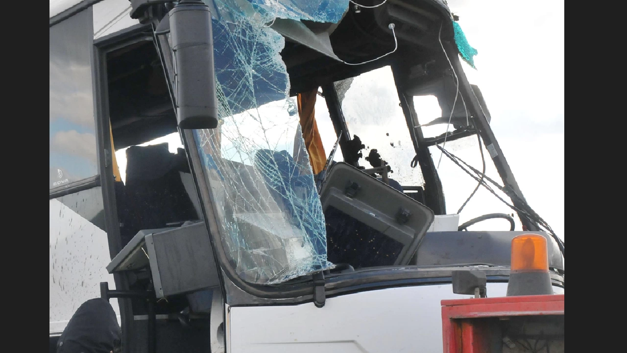 Катастрофа между кола и автобус пълен с работници на пътя